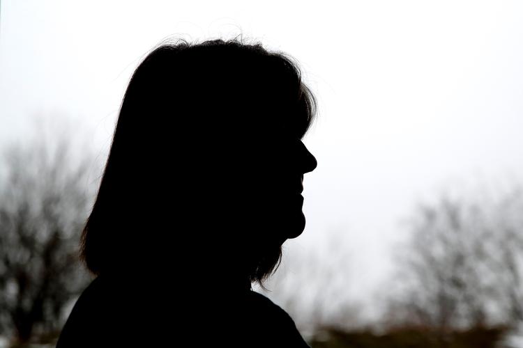 Mindst 40 enker er blevet franarret penge af kriminelle, der kontakte dem midt i sorgen, en af af dem er 67-årige Inger Nielsen (opdigtet navn, red.), der blev narret af en falsk medarbejder fra Skifteretten.  Foto: Jens Dresling/POLFOTO