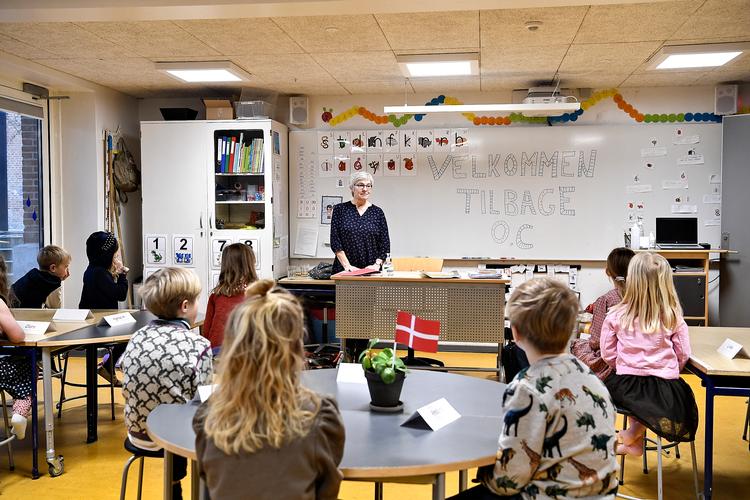 De store elever er stadig hjemsendt, men får nu med en ny aftale lov at mødes i mindre læsegrupper. De yngste elever fra  0. - 4. klasse fik lov at komme tilbage i skole 8. februar efter at have været sendt hjem siden 21. december.  Her er det Engdalskolen i Brabrand. Foto: Ernst van Norde