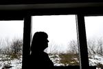 Vi kalder hende Inger Nielsen. Det hedder hun ikke, navnet er opdigtet, for hun vil helst ikke genkendes. Men gerne fortælle til skræk og advarsel, hvor nemt det er at blive snydt, når man er tynget af sorg og smerte. Og om den kynisme, kriminelle telefonsvindlere kan udvise.   Foto: Jens Dresling/POLFOTO