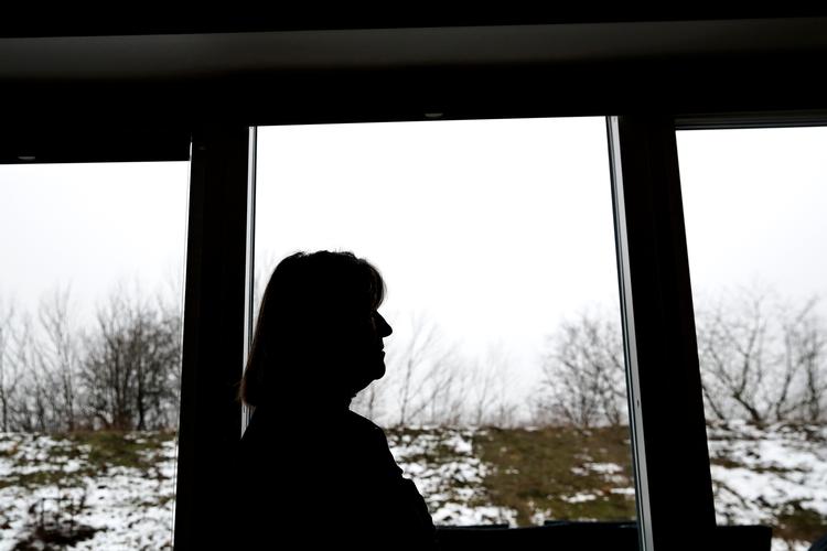 Vi kalder hende Inger Nielsen. Det hedder hun ikke, navnet er opdigtet, for hun vil helst ikke genkendes. Men gerne fortælle til skræk og advarsel, hvor nemt det er at blive snydt, når man er tynget af sorg og smerte. Og om den kynisme, kriminelle telefonsvindlere kan udvise.   Foto: Jens Dresling/POLFOTO