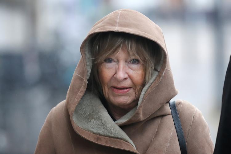 Mimi Jakobsen ses her ankomme ved retten. Politiken kan desværre ikke bringe et billede af Rasmus Paludan, da han ikke ønsker, at avisen tager et billede af ham. Ritzau/Scanpix er de eneste, der må fotografere ham. Foto: Jens Dresling/POLFOTO