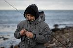 Når Rahman Salman er ude at fiske, er hans opmærksomhed 100 procent rettet mod naturen, vandet, fiskene og det fiskegrej, han skal bruge.  Foto: Peter Hove Olesen/POLFOTO
