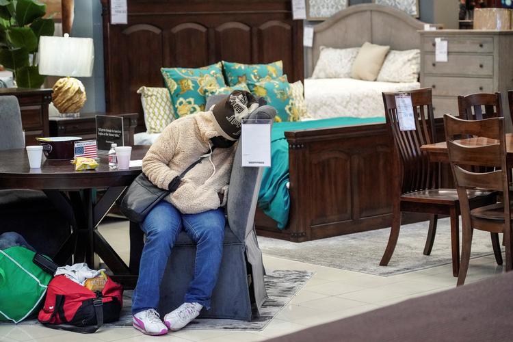 Møbelbutikken Gallery Furniture i Houston i Texas har åbnet sine døre for folk uden varme derhjemme, efter at ekstrem frost har skabt strømafbrydelser. Det går som alle naturkatastrofer hårdest ud over dem, der i forvejen et tættest på bunden, påpeger Chas Moore fra organisationen Austin Justice League til avisen The Washington Post. 
"Texas tror, det er en eller anden stor, styg, uafhængig stat, men vi kan ikke tænde strømmen. Vi er nødt til at genoverveje, hvordan vi gør ting", siger han til avisen. Foto: Go Nakamura/Ritzau Scanpix