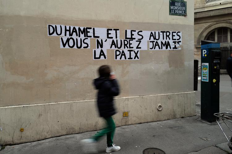    Skriften på væggen. 'Duhamel og I andre. I får aldrig fred', står der på indskriften på en mur i Paris.  Mobiliseringen mod incest og pædofili finder nu sted i medier, i foreninger, i demonstrationer og i form af nye love. arkivfoto Francois Mori