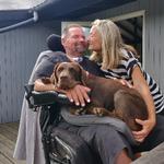 Preben Nielsens liv ændrede sig radikalt, da han var involveret i en brutal arbejdsulykke i 2019. Her ses han med sin hund og hustru. Foto: Privatfoto