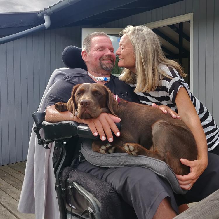Preben Nielsens liv ændrede sig radikalt, da han var involveret i en brutal arbejdsulykke i 2019. Her ses han med sin hund og hustru. Foto: Privatfoto