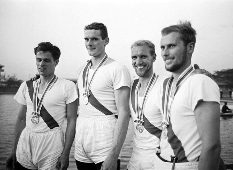 KVIK-fireren uden styrmand – senere kendt som 'bombefireren' – med deres guldmedaljer under OL i Tokyo i 1964. Fra venstre: Bjørn Hasløv, Kurt Helmudt, Erik Petersen og John Ørsted. Foto: Erik Petersen/POLFOTO