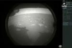 Det første billede fra Mars sendt hjem af robotten 'Perseverance'. Foto: Nasa Tv/Ritzau Scanpix