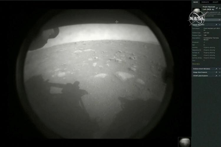 Det første billede fra Mars sendt hjem af robotten 'Perseverance'. Foto: Nasa Tv/Ritzau Scanpix
