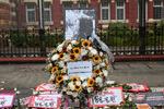Borgere i Yangon har lagt blomster på det sted, hvor Mya Thwate Thwate Khaing blev skudt i hovedet af politiet i forbindelse med demonstrationerne i kølvandet på militærkuppet tidligere på måneden. Foto: Stringer/Ritzau Scanpix