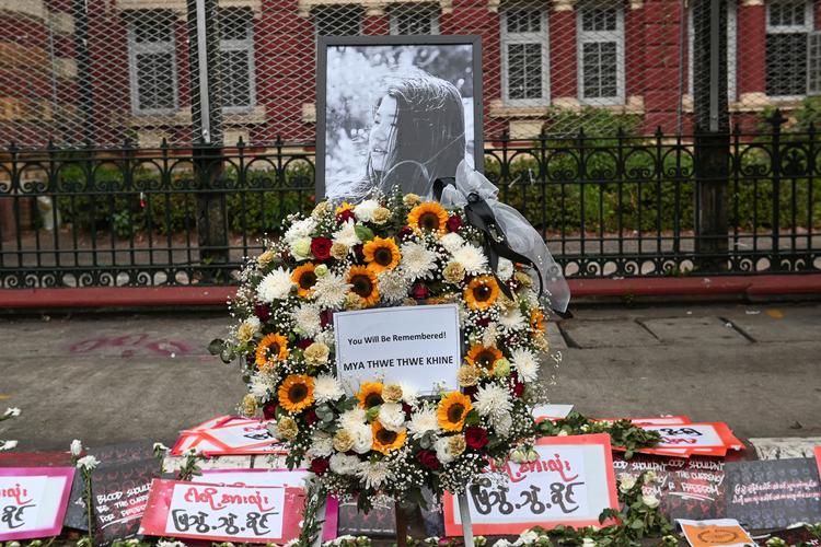 Borgere i Yangon har lagt blomster på det sted, hvor Mya Thwate Thwate Khaing blev skudt i hovedet af politiet i forbindelse med demonstrationerne i kølvandet på militærkuppet tidligere på måneden. Foto: Stringer/Ritzau Scanpix