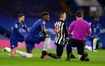 Langt de fleste hold i de øverste engelse ligaer knæler inden kampene som en del af kampagnen "No Room for Racism". Her er det Chelsea og Newcastle United, der mødtes 15. februar i år. Foto: Adrian Dennis/Ritzau Scanpix