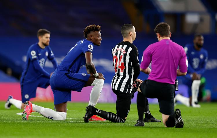 Langt de fleste hold i de øverste engelse ligaer knæler inden kampene som en del af kampagnen "No Room for Racism". Her er det Chelsea og Newcastle United, der mødtes 15. februar i år. Foto: Adrian Dennis/Ritzau Scanpix