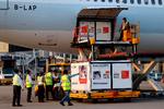    Kinesisk vaccine ankommer til Hong Kong. Kineserne leverer også vaccine til flere afrikanske lande, og det kinesiske 'vaccine-diplomati' kører ligesom det russiske for alle omdrejninger. Arkivfoto Tyrone Siu