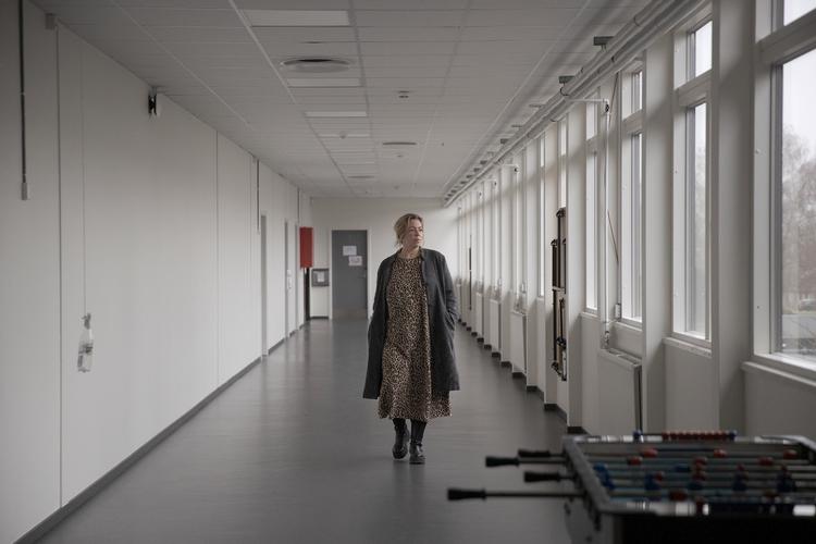 Skoleleder Malene Nyenstad fra Hundested Skole med 550 elever siger: »Det bekymrer mig, at eleverne fra udskolingen stadig sidder alene på 4. måned. Jeg synes, det er meget ærgerligt, når vi har så få smittede, at vi ikke kan åbne for de store skolebørn i vores kommune«. Hundested Kommune har landets laveste smittetal.

 Foto: Peter Hove Olesen/POLFOTO
