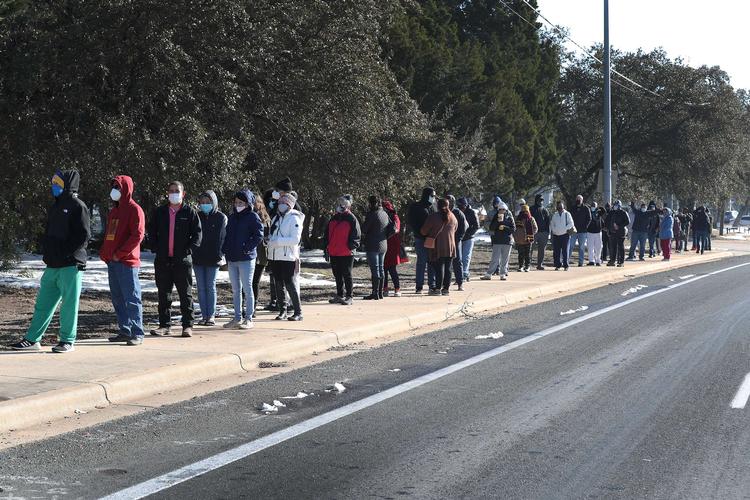 AUSTIN, TEXAS - FEBRUARY 20: People wait for the Sam's Club store to open as they look to purchase essentials on February 20, 2021 in Austin, Texas. Winter storm Uri disrupted the supply chain to stores causing many stores to run out of food supplies for customers. Joe Raedle/Getty Images/AFP == FOR NEWSPAPERS, INTERNET, TELCOS &amp; TELEVISION USE ONLY == Foto: Joe Raedle/Ritzau Scanpix