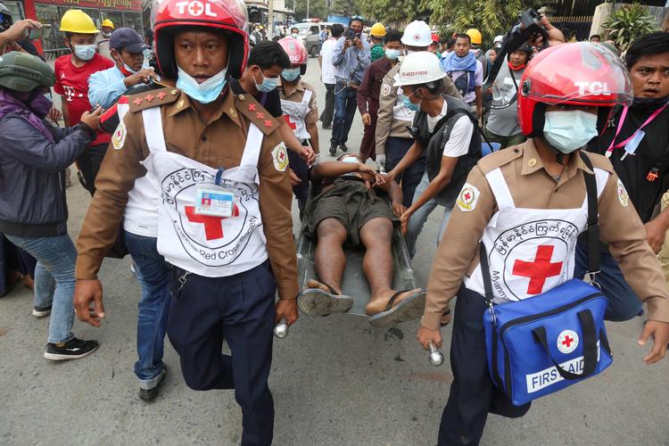 To blev dræbt og flere såret af skud under en demonstration lørdag i Myanmars næststørste by, Mandalay, da politiet åbnede ild. Foto: Stringer/Ritzau Scanpix