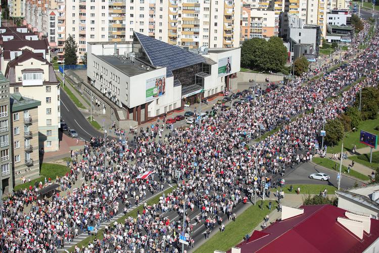I september var protesterne mod Hvideruslands præsident, Aleksandr Lukasjenko, på sit højeste i hovedstaden Minsk, og det var her, to mænd bragte Sverige i en kattepine ved at klatre over hegnet til den svenske ambassade. Foto: Tut.by/Ritzau Scanpix