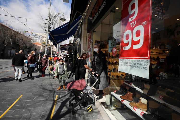 I Jerusalem kunne butikkerne i går åbne for de israelere, der er vaccinerede. Foto: Ammar Awad/Ritzau Scanpix
