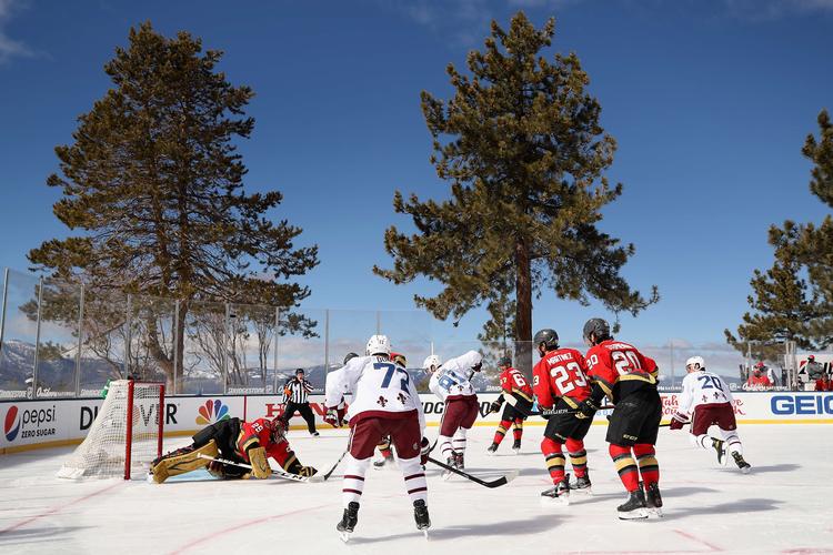     STATELINE, NEVADA - FEBRUARY 20: Goaltender Marc-Andre Fleury #29 of the Vegas Golden Knights covers the puck as Joonas Donskoi #72 and Nazem Kadri #91 of the Colorado Avalanche skate in during the first period of the 'NHL Outdoors At Lake Tahoe' at the Edgewood Tahoe Resort on February 20, 2021 in Stateline, Nevada. Christian Petersen/Getty Images/AFP == FOR NEWSPAPERS, INTERNET, TELCOS &amp; TELEVISION USE ONLY ==   Foto: Christian Petersen/Ritzau Scanpix