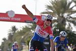 Mathieu van der Poel jubler efter at have henvist Michael Mørkøv til tredjepladsen på 1. etape i UAE Tour. Foto: UAE Tour/LaPresse. 