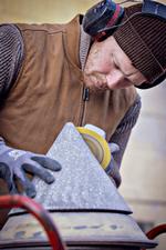 Jonas Edvard laver sine møbler af svampemycelie og plantefibre, og det tager den tid, det tager for det levende materiale at gro stærkt og stabilt nok til, at han kan lave lamper og stole af det.    Foto: Miriam Dalsgaard/POLFOTO
