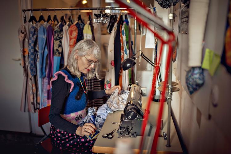Bettina Bakdal bruger tid på at researche og finde de rette materialer til sine kjoler - og selv når hun har klippet stoffet og er klar til at sy, kan hun finde på at sadle om, hvis hun føler, at farverne f.eks. ikke matcher.    Foto: Miriam Dalsgaard/POLFOTO