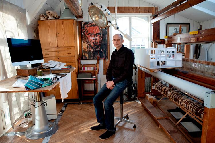 »Jeg er begyndt at tænke, at det måske er en kvalitet, at det går langsomt«, siger væver Martin Nannestad, som til gengæld arbejder nonstop, når han er i gang med et af sine billedtæpper. Foto: Jacob Ehrbahn/Jacob Ehrbahn