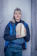 Det er en tidskrævende proces at arbejde med træ, når man som Anne Brandhøj først skal fælde træet, dernæst formigve det og tørre det for til sidst at kunne arbejde færdigt med det. F.eks. skal træet typisk tørre i et års tid.      Foto: Miriam Dalsgaard/POLFOTO