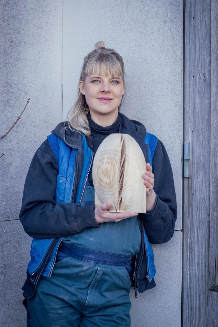 Det er en tidskrævende proces at arbejde med træ, når man som Anne Brandhøj først skal fælde træet, dernæst formigve det og tørre det for til sidst at kunne arbejde færdigt med det. F.eks. skal træet typisk tørre i et års tid.      Foto: Miriam Dalsgaard/POLFOTO