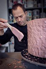 Morten Løbner Espersen er kendt for sine glasurer, som han bygger op i lag. Det giver en tredimensionalitet - men tager også tid. »Jeg ville ikke kunne arbejde sådan her, hvis ikke jeg havde masser af tid«, siger han.    Foto: Miriam Dalsgaard/POLFOTO