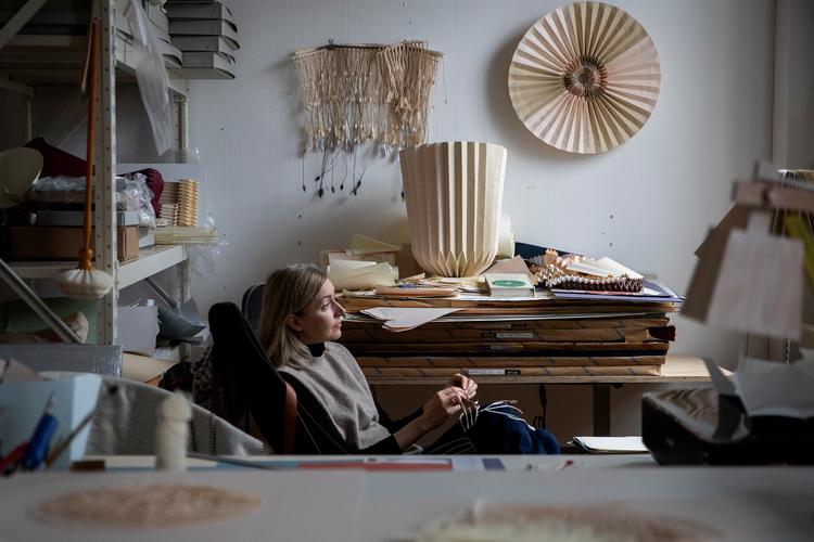 »Hele den der idé om, at kunstnere har tiden til at være superlangsomme og bruge en uge på et værk – det er ikke rigtig en option for mig«, siger papirkunstner og designer Amanda Betz.   Foto: Finn Frandsen