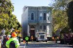 Det 139-årige vicotrianske hus på vej gennem San Franciscos gader.  Foto: Brittany Hosea-small/Ritzau Scanpix