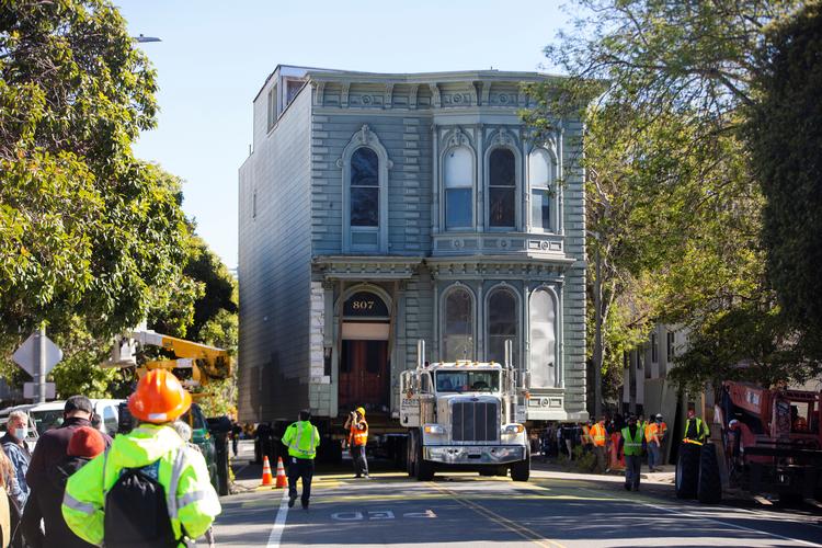 Det 139-årige vicotrianske hus på vej gennem San Franciscos gader.  Foto: Brittany Hosea-small/Ritzau Scanpix