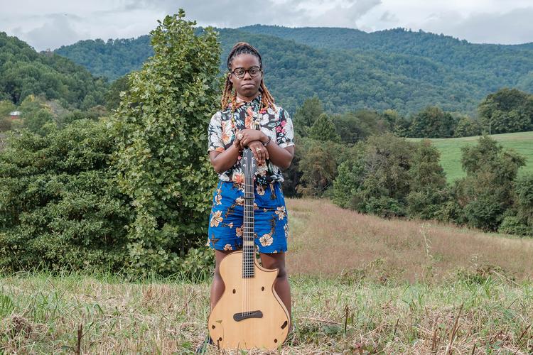 Yasmin Williams akustiske guitarspil virker måske roligt ved første indtryk, men det er fyldt med interessante og opfindsomme lag og nuancer, som hun har fremelsket med sin helt egen særlige spilleteknik og store musikalske indlevelse. Foto: Kim Atkins
