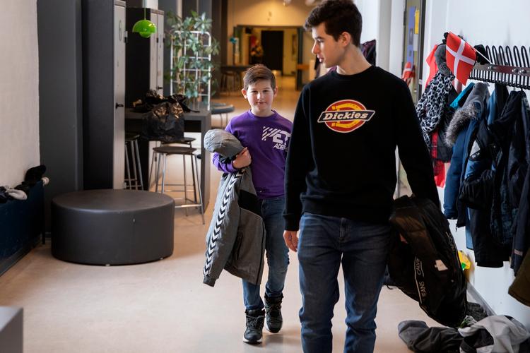 På Munkebo Skole i Kerteminde venter 15-årige Milosz Jaros på, at han igen kan komme i skole. Hans lillebror, 10-årige Gabriel Jaros, er allerede tilbage. Foto: Finn Frandsen/POLFOTO