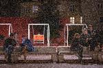Hvem siger, det er slut med flirte på Den Røde Plads? Et lysende kunstværk, som du kan være med til at styre via telefonen, giver dig nye muligheder. Foto: Marius Renner/POLFOTO
