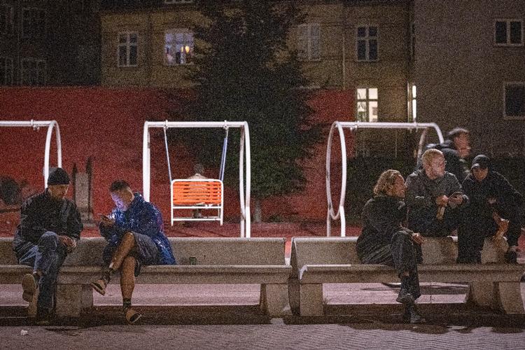 Hvem siger, det er slut med flirte på Den Røde Plads? Et lysende kunstværk, som du kan være med til at styre via telefonen, giver dig nye muligheder. Foto: Marius Renner/POLFOTO