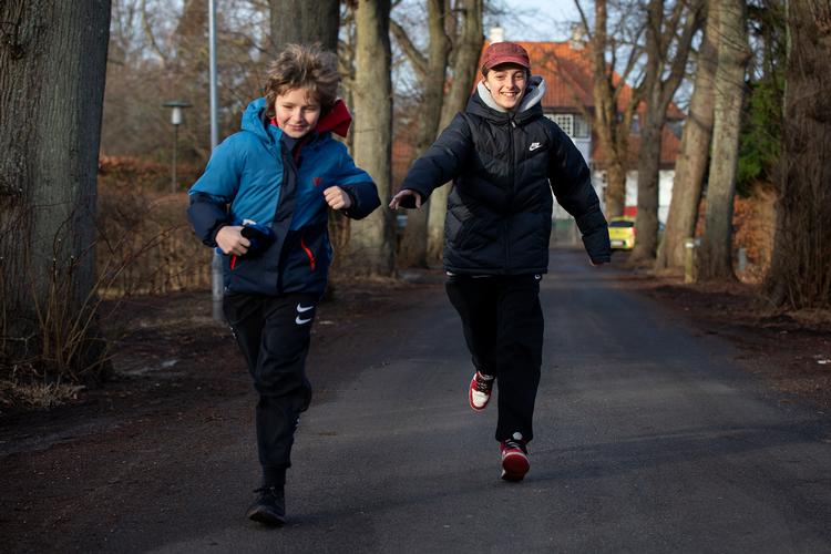 Mathias Halberg Nome (tv) og Felix Bøgh Lassen fra Lyngby håber, at det snart er deres tur til at komme tilbage i skole. Foto: Finn Frandsen/POLFOTO