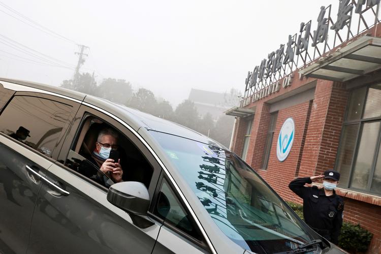 Et medlem af WHO's forskerhold ankommer til et kinesisk laboratorium i Wuhan under holdets besøg i denne og sidste måned i byen. Foto: Thomas Peter/Ritzau Scanpix