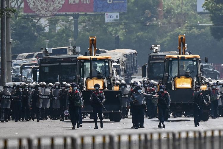 Hvis politivolden mod demonstranter varer ved i Myanmar, så kan det betyde flere sanktioner fra USA, lyder truslen fra den amerikanske udenrigsminister, Antony Blinken.  Foto: Ye Aung Thu/Ritzau Scanpix