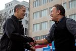 USA's tidligere præsident Barack Obama hilser på Bruce Springsteen i forbindelse med valgkampen i 2012.     Foto: Carolyn Kaster/Ritzau Scanpix