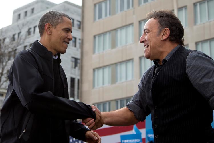 USA's tidligere præsident Barack Obama hilser på Bruce Springsteen i forbindelse med valgkampen i 2012.     Foto: Carolyn Kaster/Ritzau Scanpix