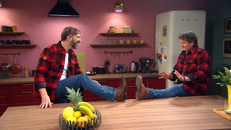 Martin Brygmann klædte sig ud som Poul Krebs og sang duet med ham i første program.  Foto: Christian Ravn, DR 