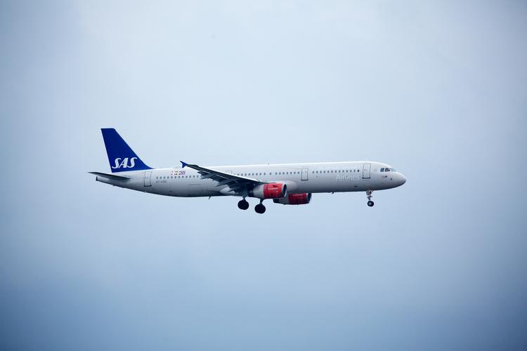 Flybranchen er helt i knæ og har behov for en saltvandsindsprøjtning, siger dens brancheforening, mens  klimaforskerne mener, at det er nu, vi skal investere i andre transportformer, hvis vi skal ændre folks rejsemønster. Foto: Thomas Borberg/POLFOTO