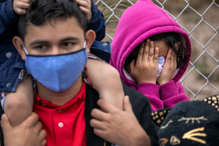 Migranter fra Centralamerika ofte på flugt fra fattigdom og kriminalitet venter på grænsen mellem USA og Mexico. USA er begyndt at lukke nogle ind med aktive asylansøgninger.  Foto: John Moore/Ritzau Scanpix
