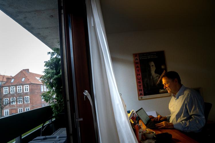 Per Thunbo blev i lørdags inviteret til at bestille en covid-vaccine. Siden har han brugt tre-fire timer dagligt på at finde en ledig tid til det saliggørende stik. Indtil videre forgæves.  Foto: Mads Nissen/POLFOTO