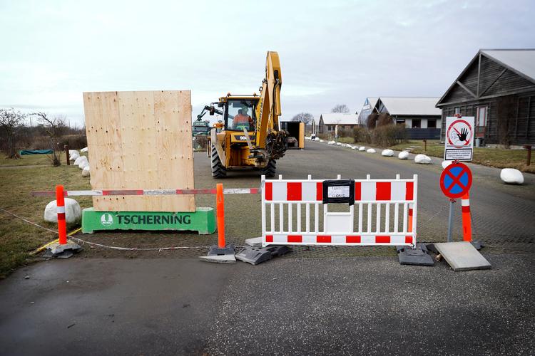 Nu rejses de første afspærringer omkring den omstridte byggeplads på Amager Fælled. Foto: Jens Dresling/POLFOTO
