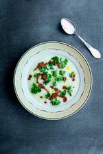 En potage er en flydende ret,
der indtages som en forret. I denne kartoffelpotage tilfører den blendede pasta af oliven og kapers masser af smag. Foto: Line Thit Klein