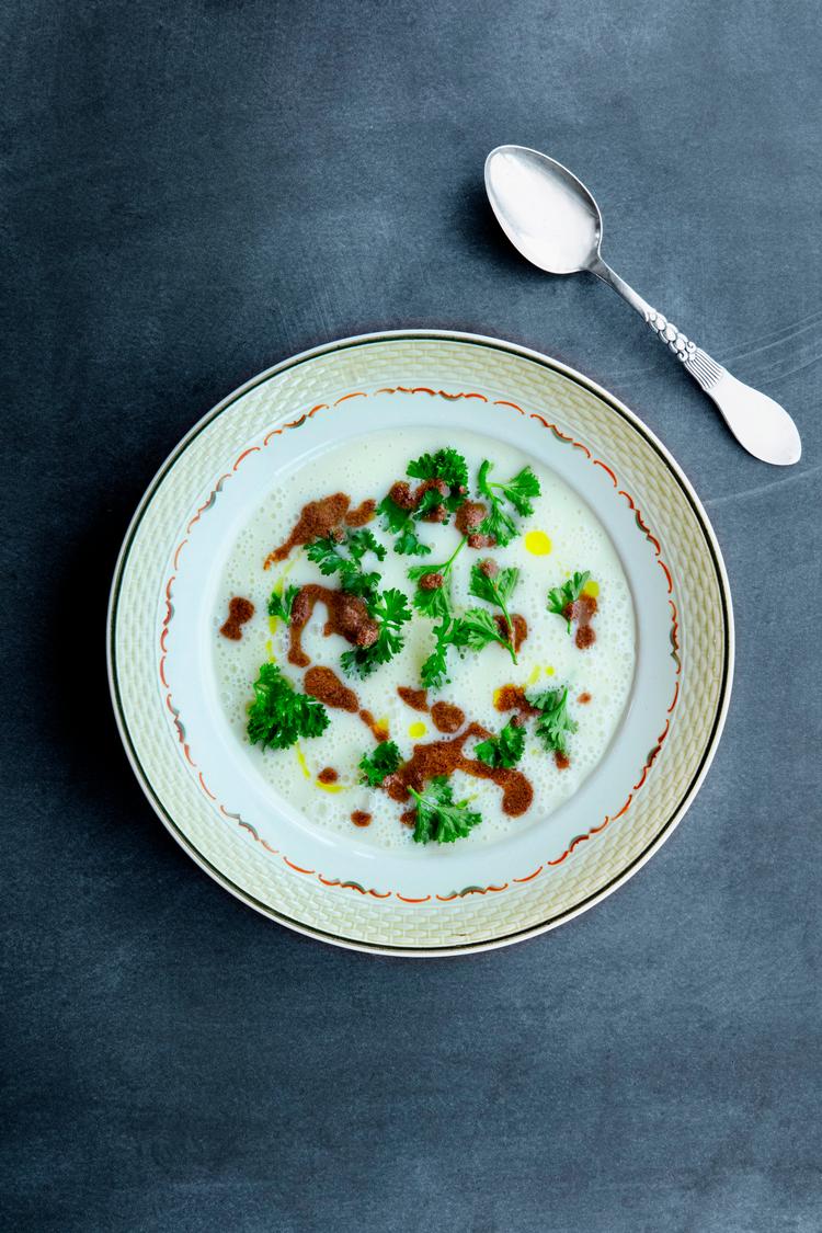 En potage er en flydende ret,
der indtages som en forret. I denne kartoffelpotage tilfører den blendede pasta af oliven og kapers masser af smag. Foto: Line Thit Klein